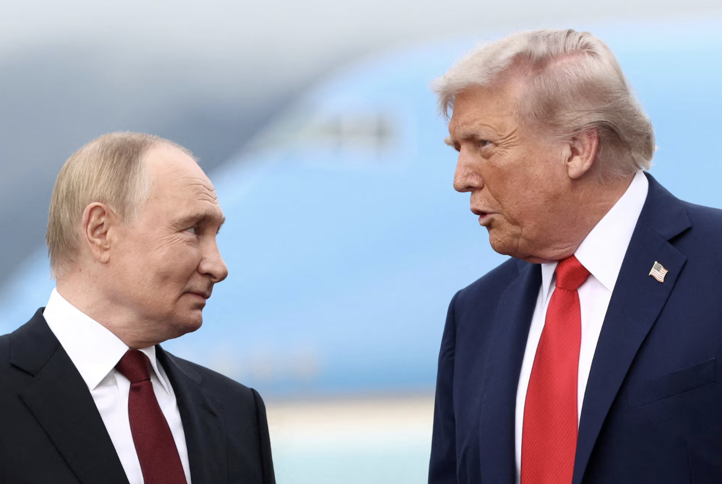 Tổng thống Nga Vladimir Putin (trái) và Tổng thống Mỹ Donald Trump trong cuộc gặp ở Alaska ngày 15/8 - Ảnh: Reuters.