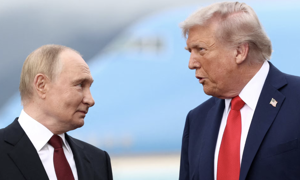 Tổng thống Nga Vladimir Putin (trái) và Tổng thống Mỹ Donald Trump trong cuộc gặp ở Alaska ngày 15/8 - Ảnh: Reuters.