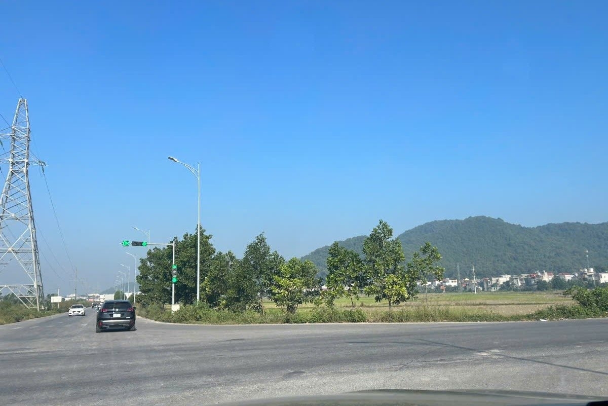 Giao dịch bất động sản gần đây tại phường Đông Sơn khá sôi động sau thông tin chuẩn bị giải phóng mặt bằng thi công đường sắt tốc độ cao Bắc Nam.