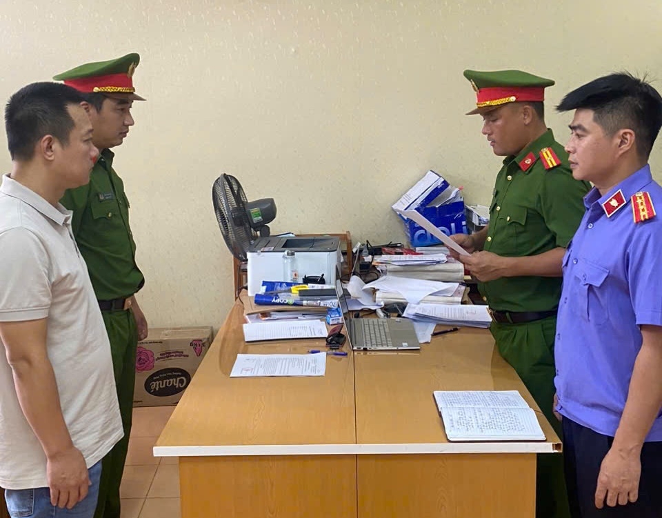 Lực lượng chức năng tống đạt quyết định khởi tố bị can Phạm Trường Giang