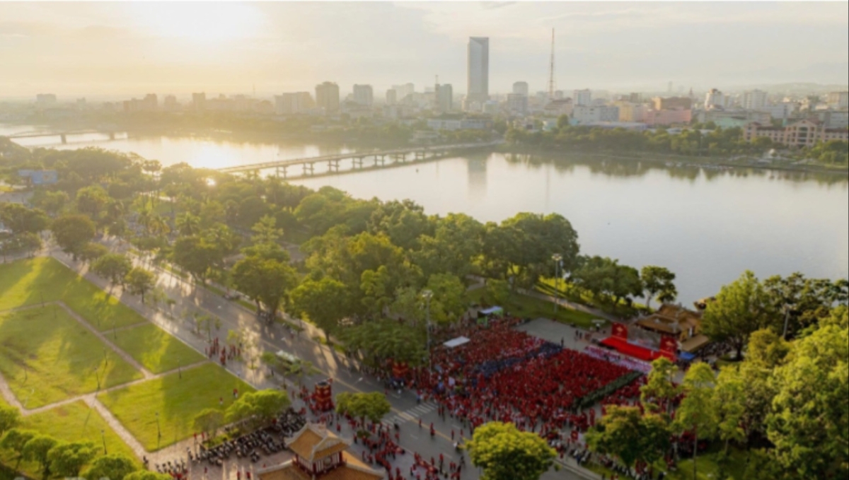 Sáng 16/8, tại thành phố Huế - địa phương đăng cai Năm du lịch quốc gia 2025 - cũng đã diễn ra chương trình đi bộ “Cùng Việt Nam tiến bước”. Hoạt động thu hút sự tham gia của khoảng 7.000 người dân. Tại Quảng Ngãi, Gia Lai, Vĩnh Long, Tây Ninh, Khánh Hòa... cho đến Phó Thọ, Lạng Sơn, Cao Bằng... đông đảo chiến sỹ cùng người dân cũng tham gia đóng góp bước chân đoàn kết.