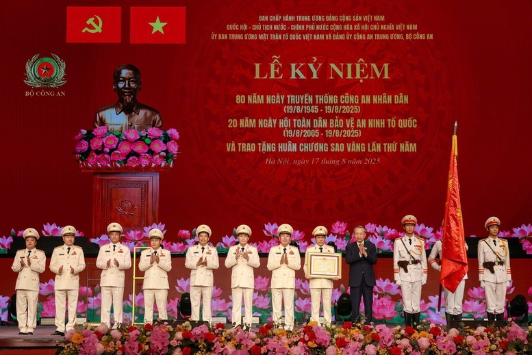 Tổng Bí thư trao Huân chương Sao vàng lần thứ 5 tặng lực lượng CAND. Ảnh: VGP