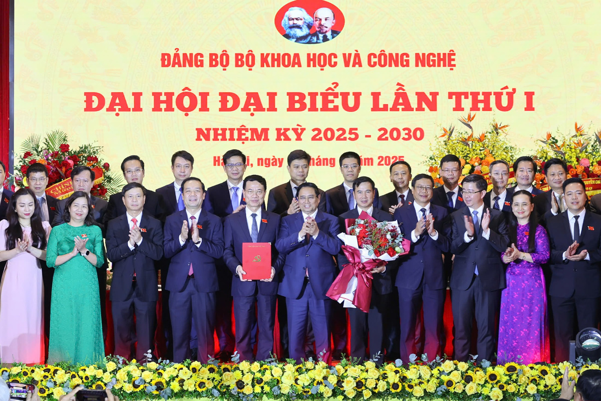 Thủ tướng Phạm Minh Chính tặng hoa chúc mừng Ban chấp hành Đảng bộ Bộ KH&CN nhiệm kỳ 2025 - 2030.&nbsp;