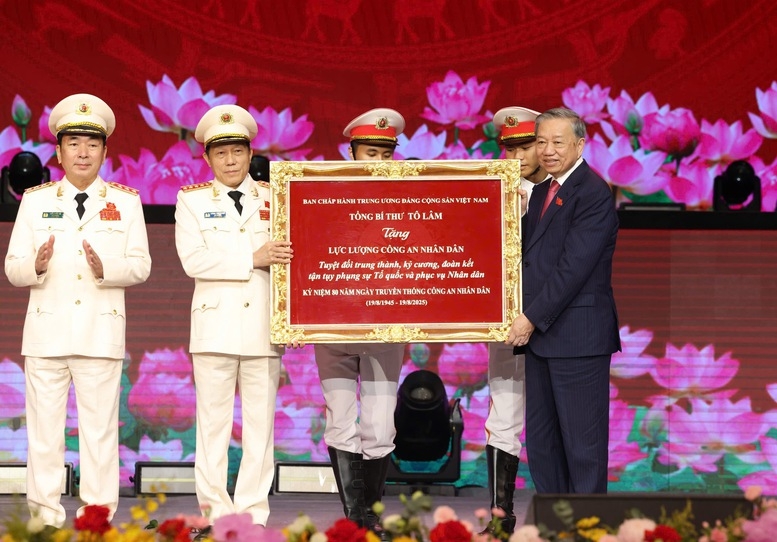 Tổng Bí thư Tô Lâm trao tặng bức trướng cho lực lượng CAND. Ảnh: VGP.