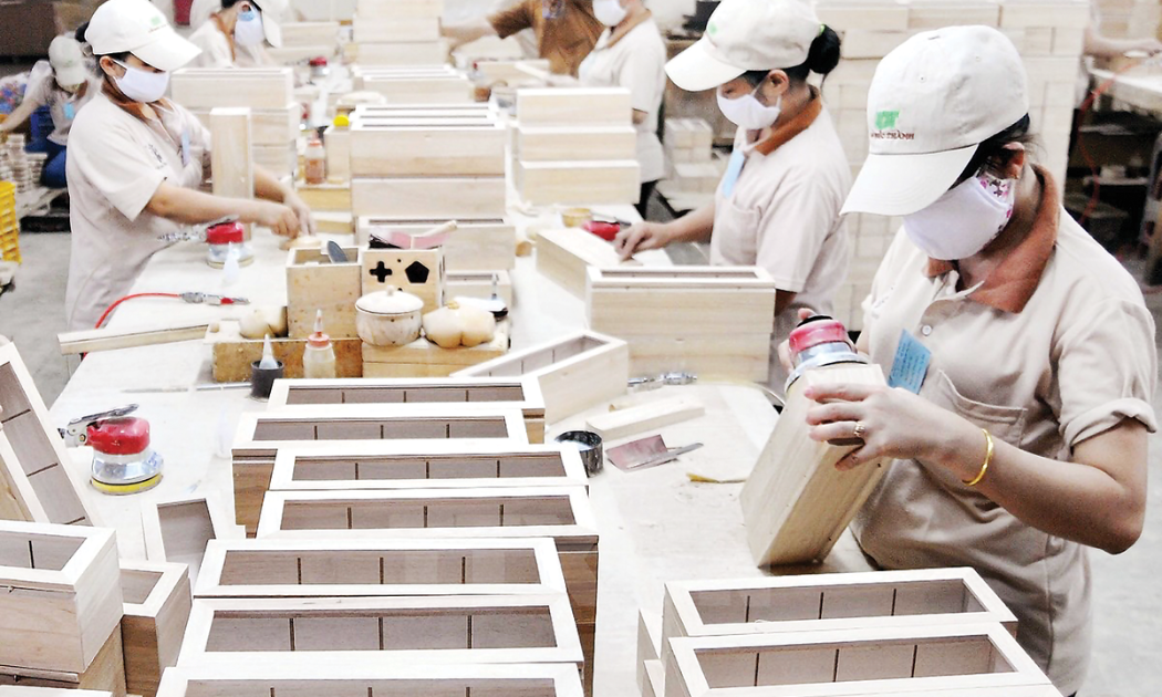 Để duy trì và nâng cao sức cạnh tranh, các doanh nghiệp trong ngành gỗ cần phải tái cấu trúc và phát triển theo chiều sâu, thay vì chỉ gia công theo đơn đặt hàng.