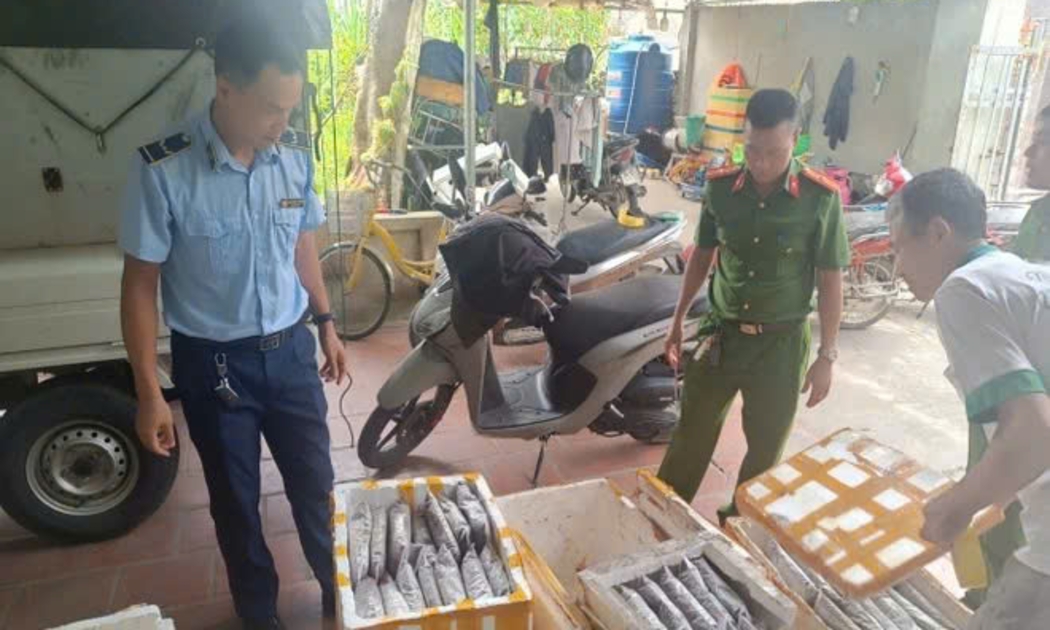 Lực lượng chức năng kiểm tra số thực phẩm bẩn