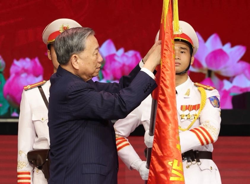 Tổng Bí thư Tô Lâm trao Huân chương Sao vàng lần thứ 5 tặng lực lượng CAND. Ảnh: VGP