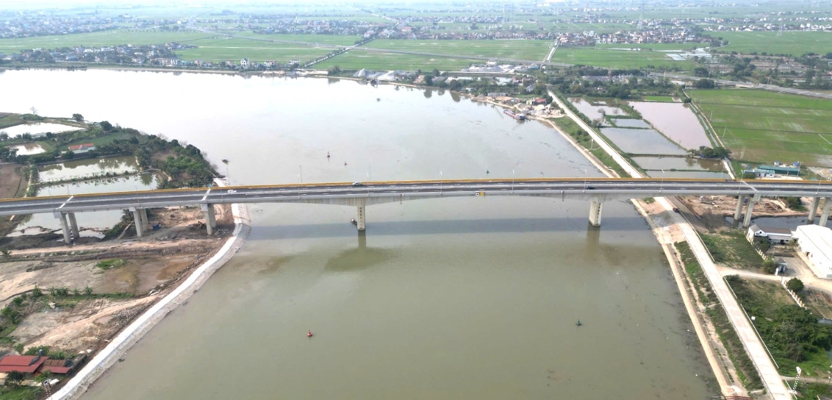 Dự án cầu vượt sông Đáy là một trong 3 dự án sẽ được tỉnh Ninh Bình khánh thành trong Lễ kỷ niệm 80 năm Quốc khánh 2/9 tới đây. Ảnh: N.B
