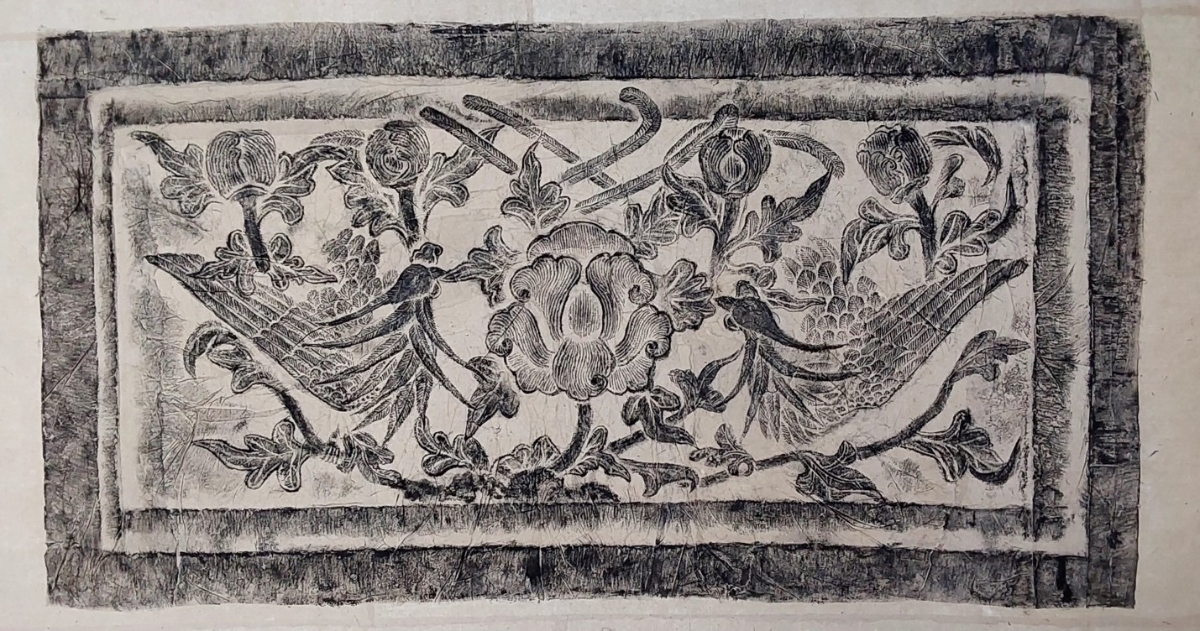 Phượng chầu hoa cúc - chạm khắc trên tháp Báo Nghiêm chùa Bút Tháp (Bắc Ninh). thế kỷ 17.