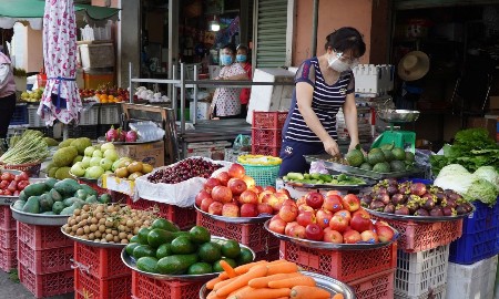 Nhiều chợ truyền thống ở TP.HCM hoạt động cầm chừng, vắng khách. Ảnh minh họa