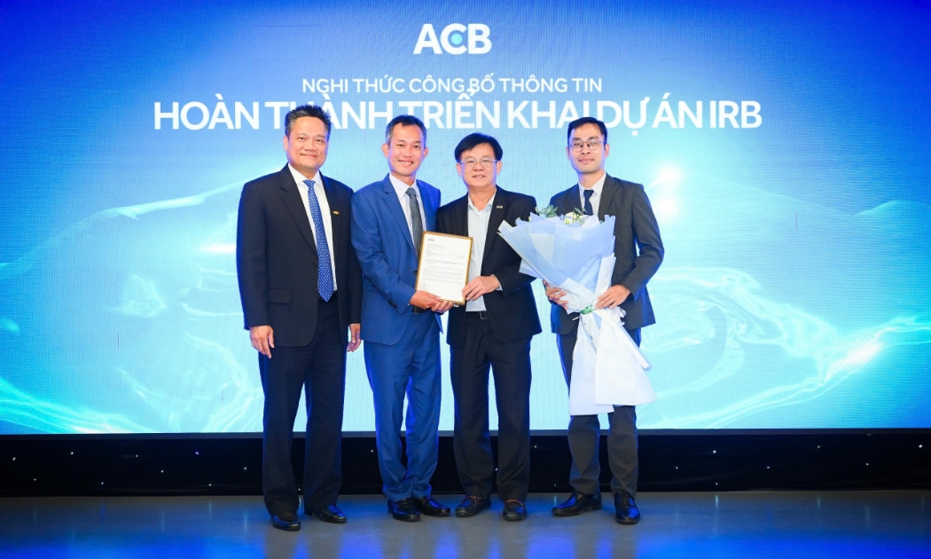 Đại diện KPMG trao thư xác nhận hoàn thành dự án cho ACB.