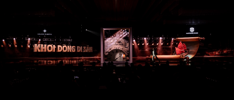 Tiết mục múa ”Khơi dòng di sản” kết hợp cùng thước phim tái hiện dòng chảy lịch sử, được kể lại một cách sống động bằng sự hòa quyện giữa nghệ thuật và công nghệ.