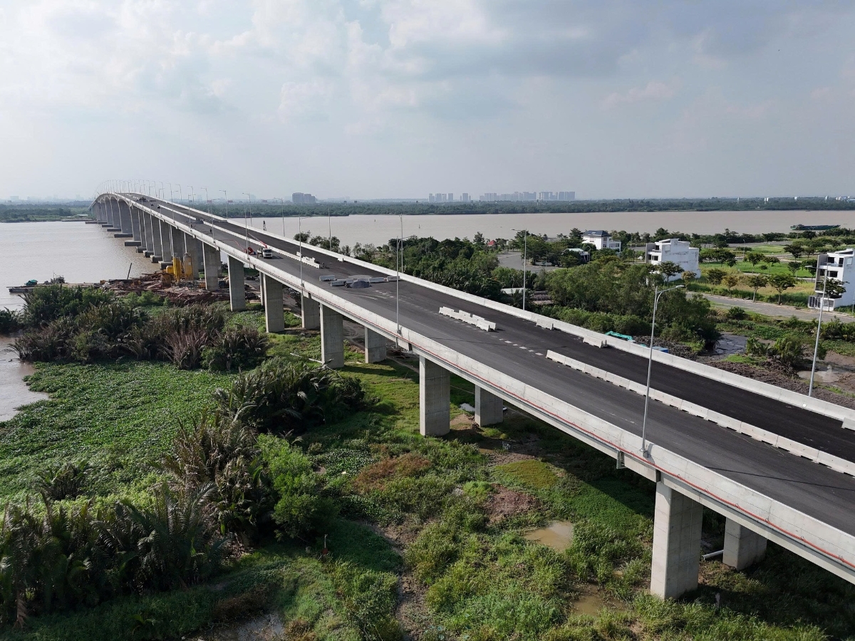 Cấm xe máy, xe tải trên 1,5 tấn và ô tô khách hơn 16 chỗ lưu thông trên toàn tuyến Dự án thành phần 1A, do nút giao kết nối vào trạm thu phí cho đường cao tốc HLD chưa hoàn thành toàn bộ - Ảnh: VGP.