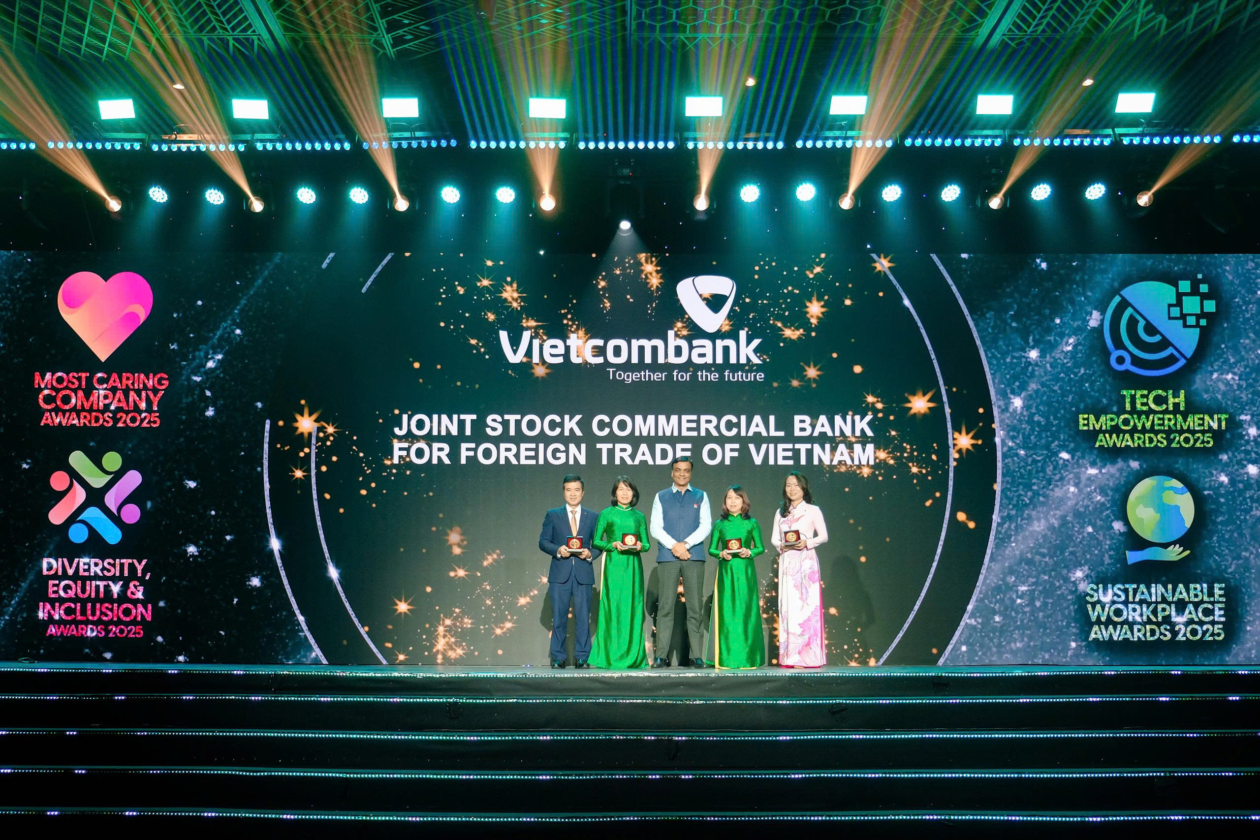 Đại diện lãnh đạo các đơn vị Vietcombank nhận giải đặc biệt từ Ban tổ chức.