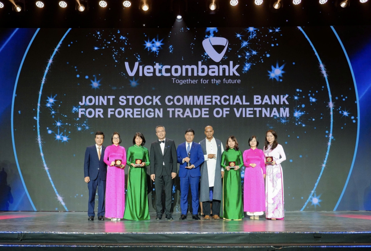 Các đại biểu của Vietcombank chụp ảnh lưu niệm cùng ông William Ng (thứ tư từ trái qua) - Tổng Biên tập Tạp chí HR Asia, Chủ tịch Hội đồng đánh giá giải thưởng HRAA.