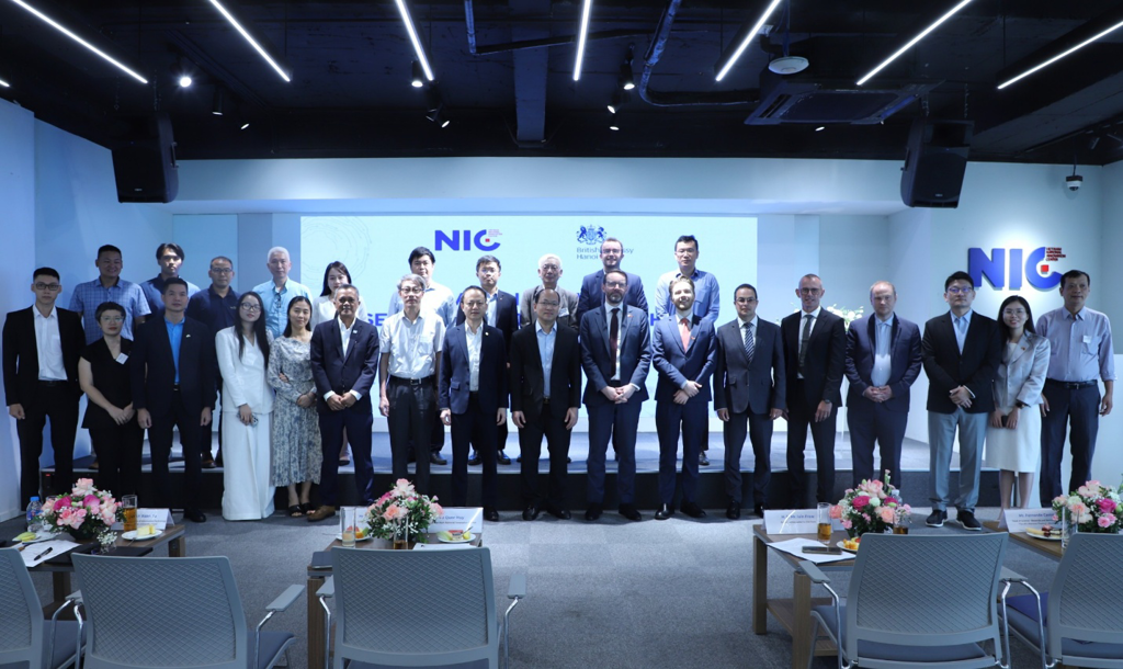 Các đại biểu tham dự sự kiện chụp ảnh kỷ niệm.