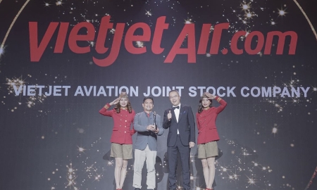 Đại diện Vietjet nhận giải thưởng
