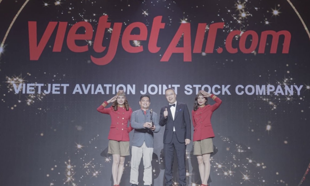 Đại diện Vietjet nhận giải thưởng 