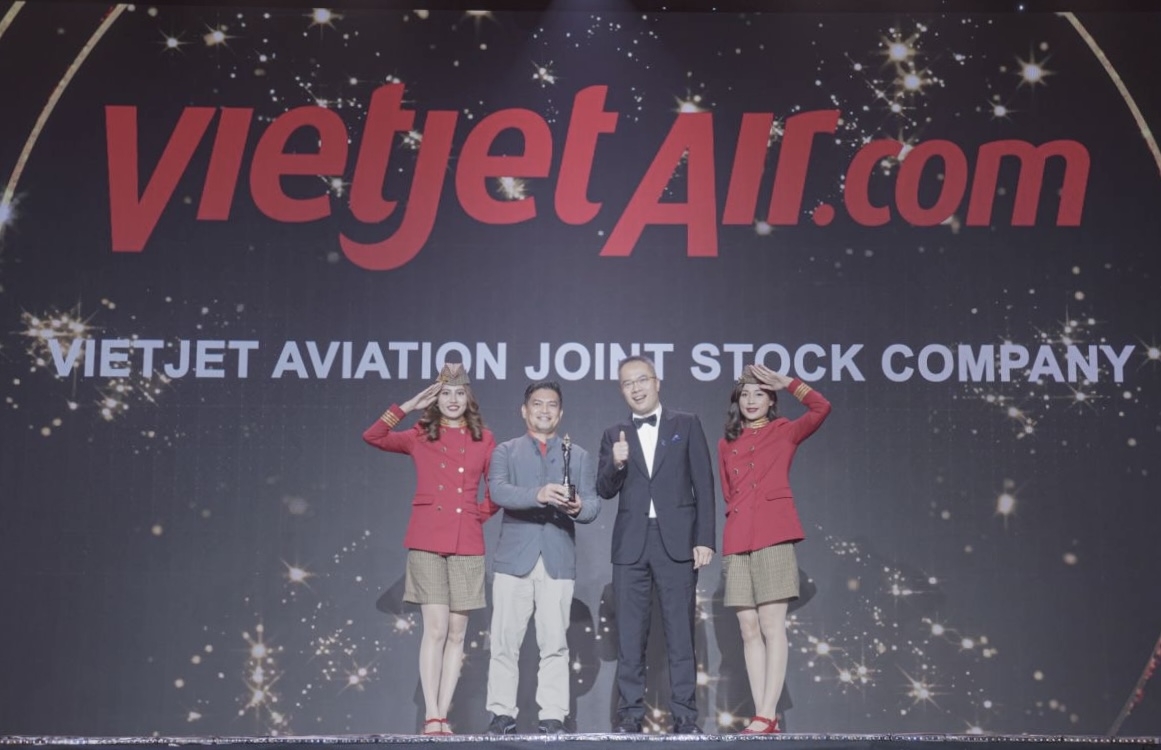 Đại diện Vietjet nhận giải thưởng "Nơi làm việc tốt nhất châu Á".