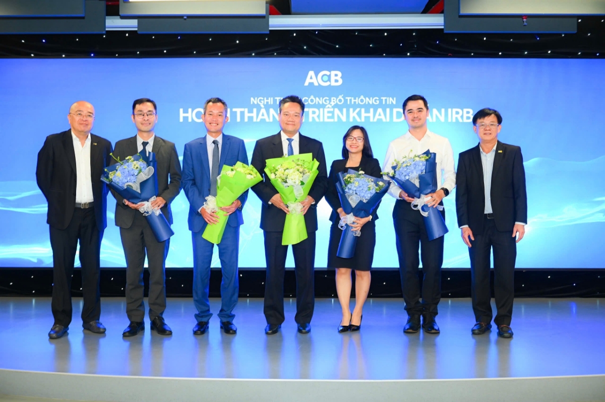 Đại diện KPMG cùng đại điện ban dự án ACB nhận hoa kỷ niệm tại sự kiện.