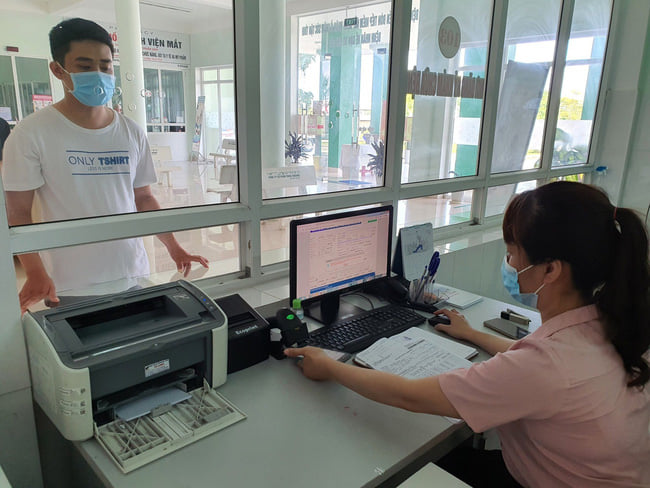 Làm thủ tục đăng ký khám chữa bệnh. Ảnh: ND. 