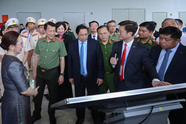 Thủ tướng Chính phủ và các đại biểu nghe giới thiệu về 21 nền tảng, sản phẩm số, tiện ích cốt lõi được phát triển để hướng tại xây dựng 