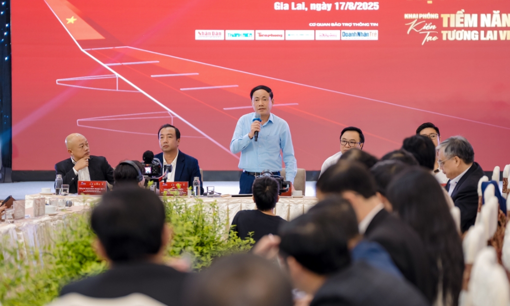 Chủ tịch UBND tỉnh Gia Lai Phạm Anh Tuấn, Chủ tịch danh dự Hội Doanh nhân trẻ Việt Nam Hoàng Bình Quân đối thoại với các doanh nghiệp trẻ cụm Nam Trung Bộ và Tây Nguyên. 
