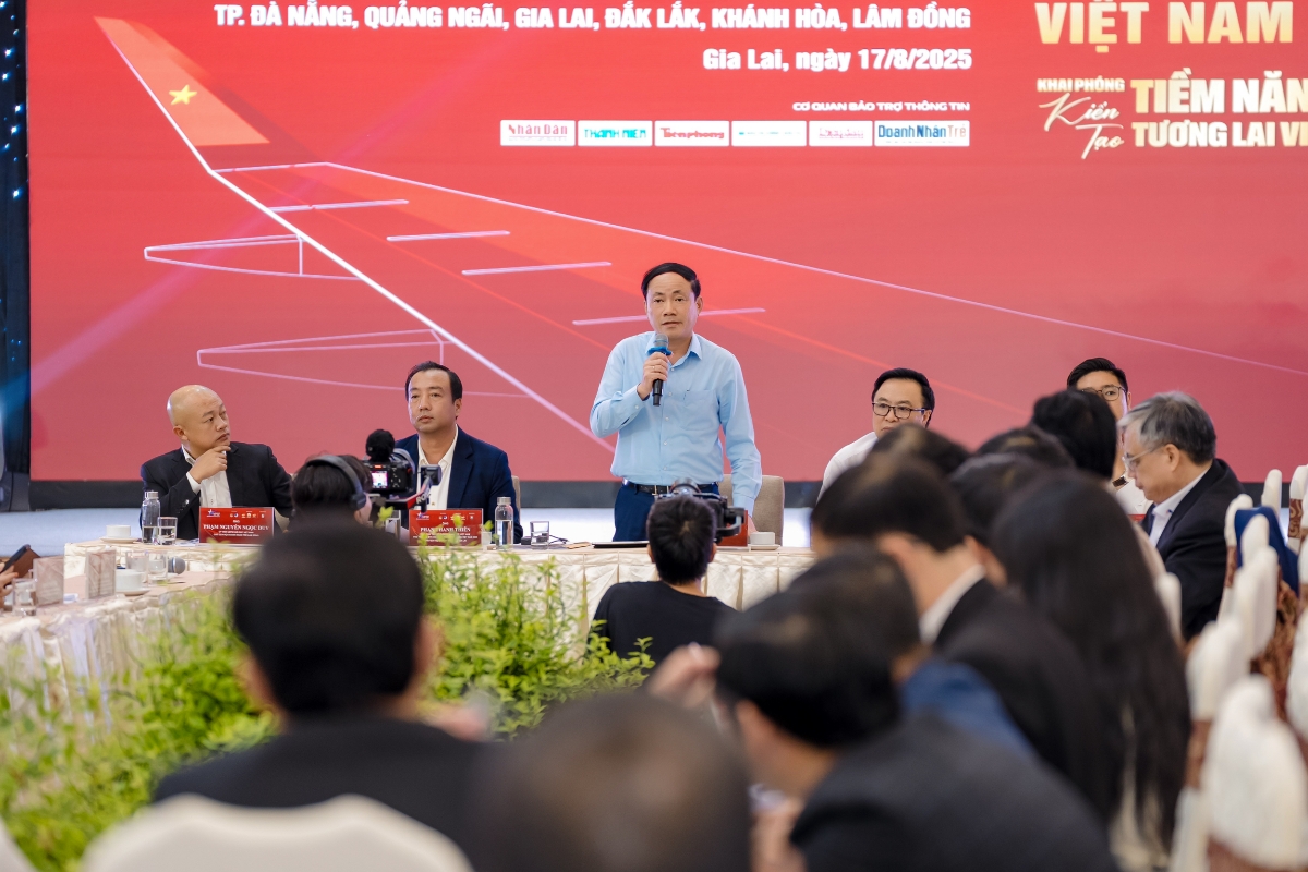 Chủ tịch UBND tỉnh Gia Lai Phạm Anh Tuấn, Chủ tịch danh dự Hội Doanh nhân trẻ Việt Nam Hoàng Bình Quân đối thoại với các doanh nghiệp trẻ cụm Nam Trung Bộ và Tây Nguyên. 