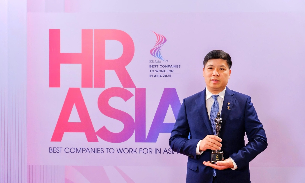 Ông Hồng Quang - Thành viên HĐQT kiêm Giám đốc Khối Nhân sự đại diện Vietcombank nhận cúp vàng