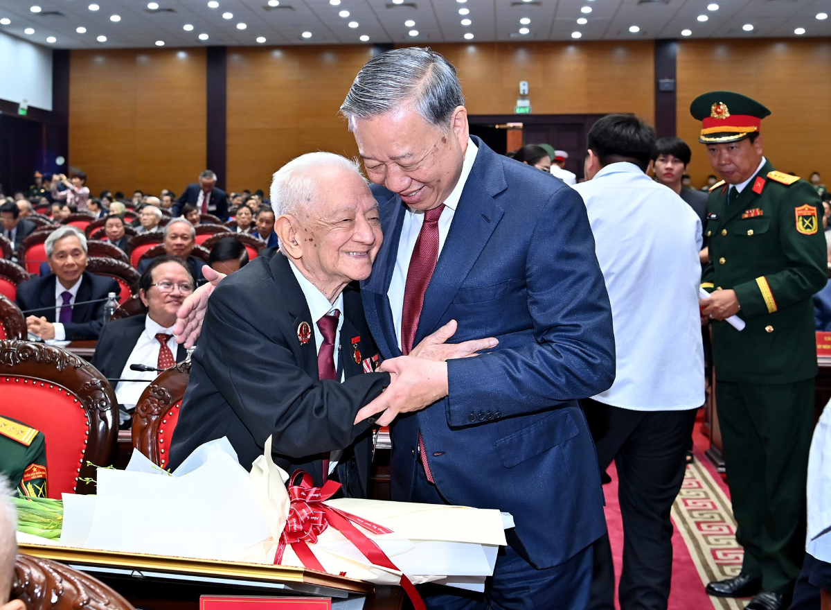 Tổng Bí thư Tô Lâm trao tặng Huy hiệu Đảng cho các đồng chí lão thành cách mạng, nguyên lãnh đạo cao cấp của Đảng, Nhà nước. Ảnh: Báo Nhân Dân