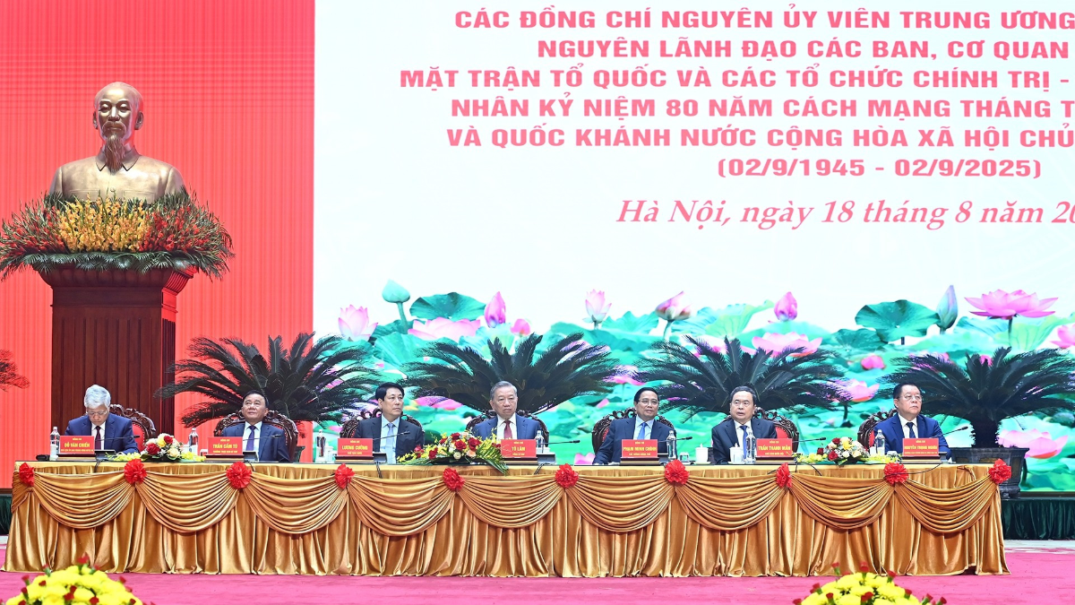 Tổng Bí thư Tô Lâm và các đồng chí lãnh đạo Đảng, Nhà nước chủ trì buổi gặp mặt. Ảnh: Nhân Dân
