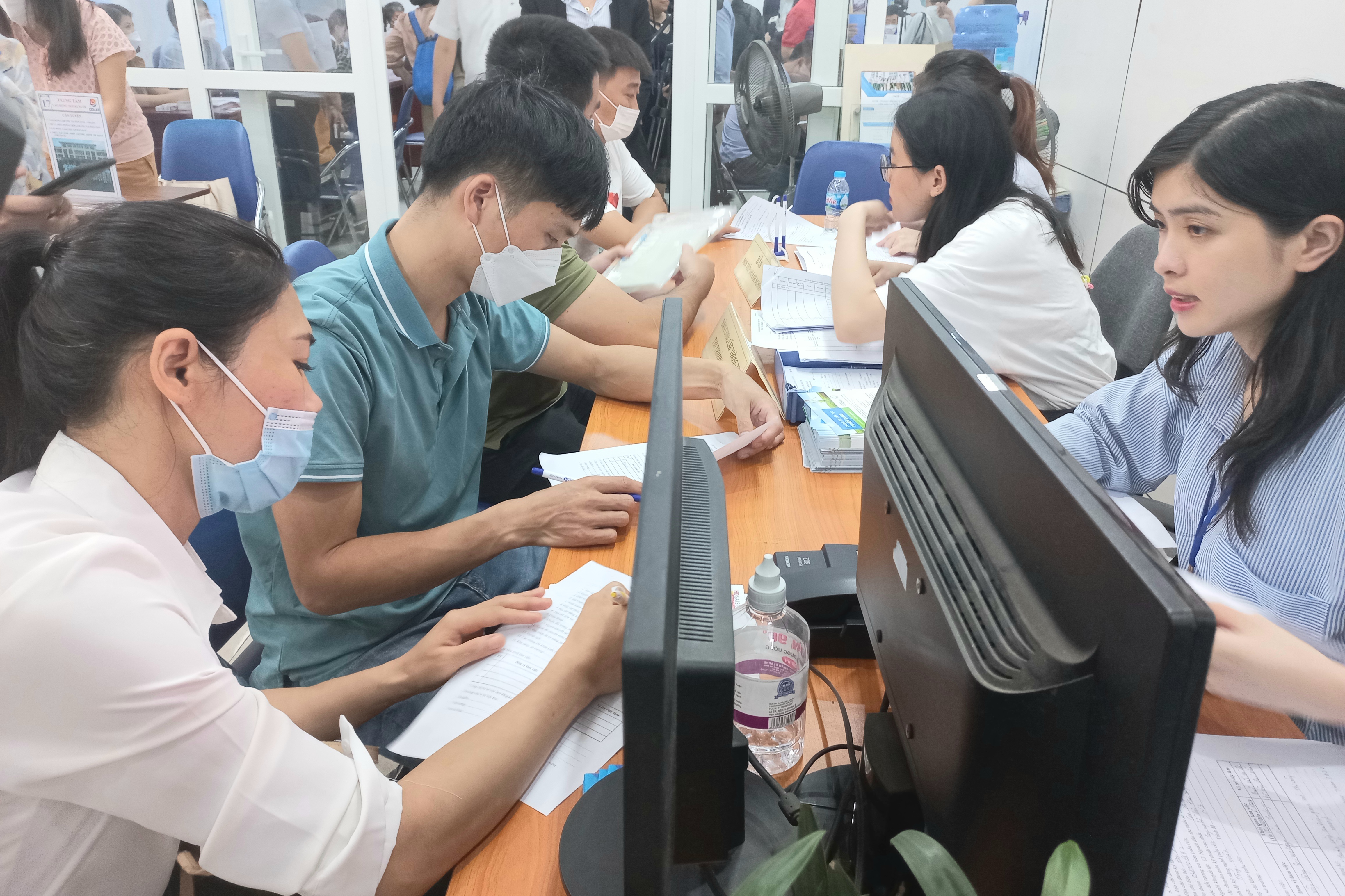 Lao động thất nghiệp được hướng dẫn khai báo thông tin tìm kiếm việc làm. Ảnh: Nhật Dương.