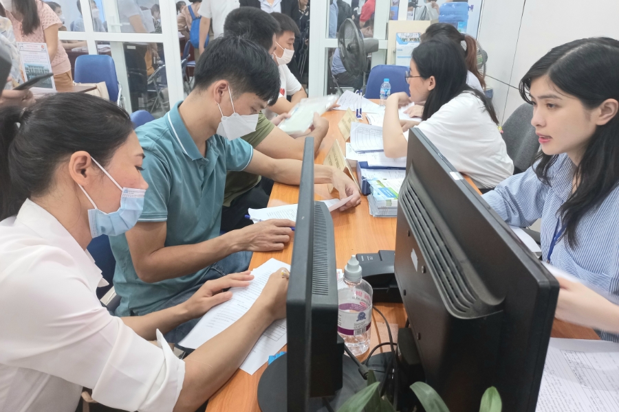 Lao động thất nghiệp được hướng dẫn khai báo thông tin tìm kiếm việc làm. Ảnh: Nhật Dương.