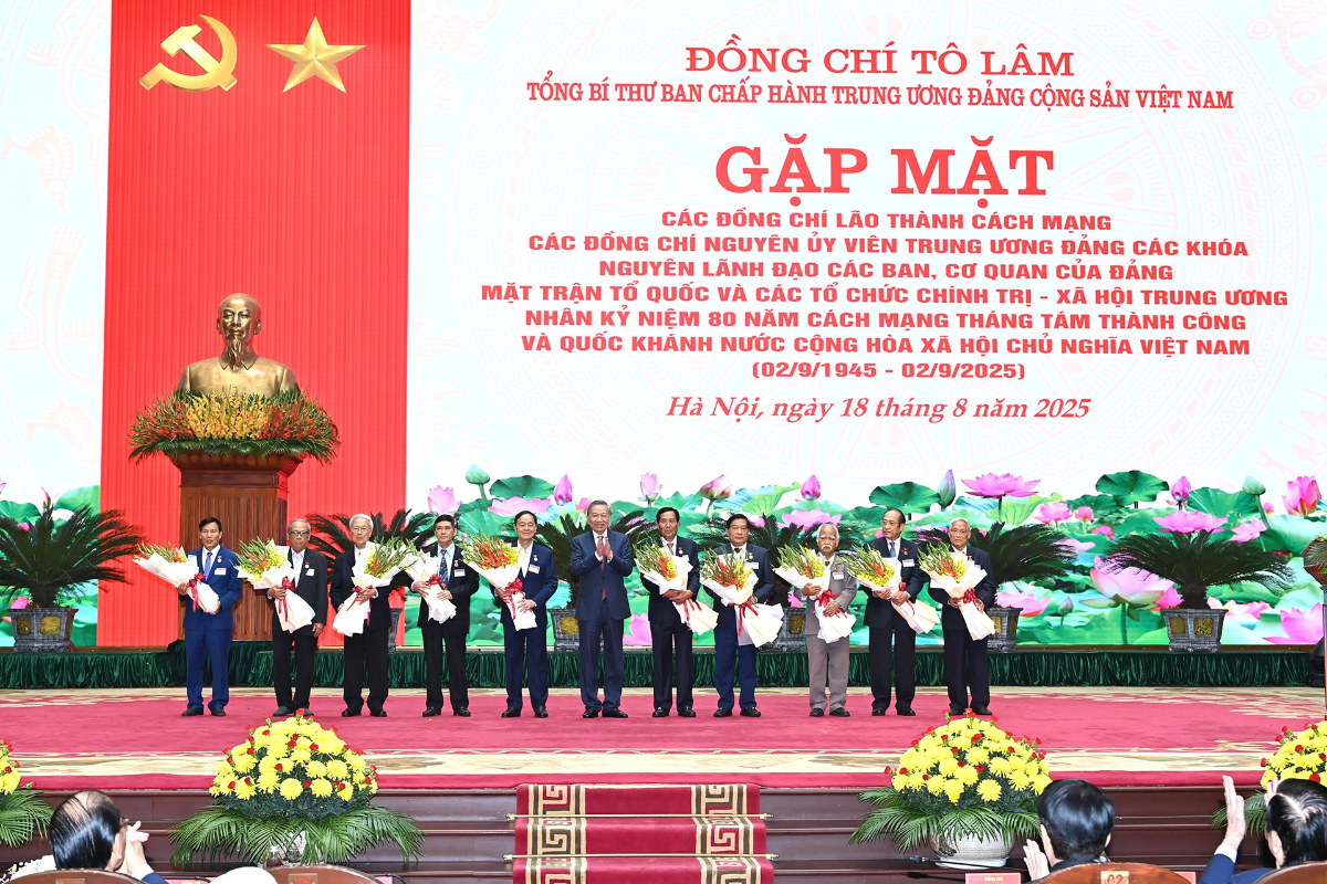 Tổng Bí thư Tô Lâm trao tặng Huy hiệu Đảng cho các đồng chí nguyên lãnh đạo của các ban, bộ, ngành. Ảnh: báo Nhân Dân