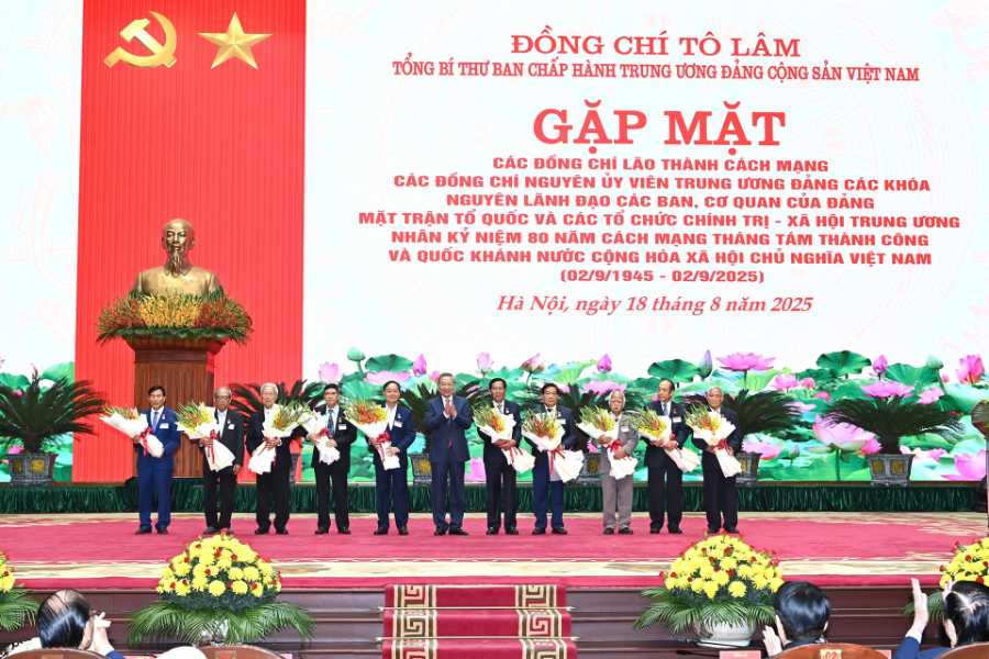 Tổng Bí thư Tô Lâm trao tặng Huy hiệu Đảng cho các đồng chí nguyên lãnh đạo của các ban, bộ, ngành. Ảnh: báo Nhân Dân