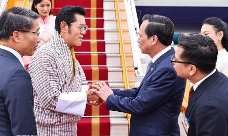 Quốc vương Bhutan và Hoàng hậu đến Hà Nội, bắt đầu thăm cấp Nhà nước tới Việt Nam