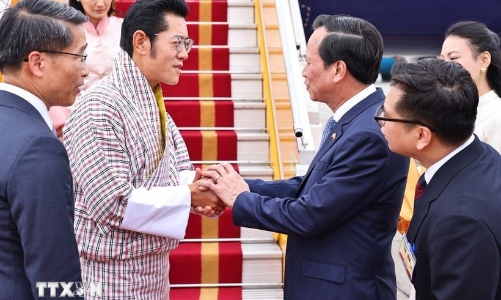 Quốc vương Bhutan và Hoàng hậu đến Hà Nội, bắt đầu thăm cấp Nhà nước tới Việt Nam