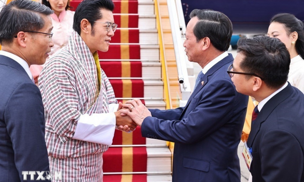 Bộ trưởng Bộ Dân tộc và Tôn giáo Đào Ngọc Dung đón Quốc vương Bhutan Jigme Khesar Namgyel Wangchuck và Hoàng hậu tại Sân bay Quốc tế Nội Bài. Ảnh: TTXVN