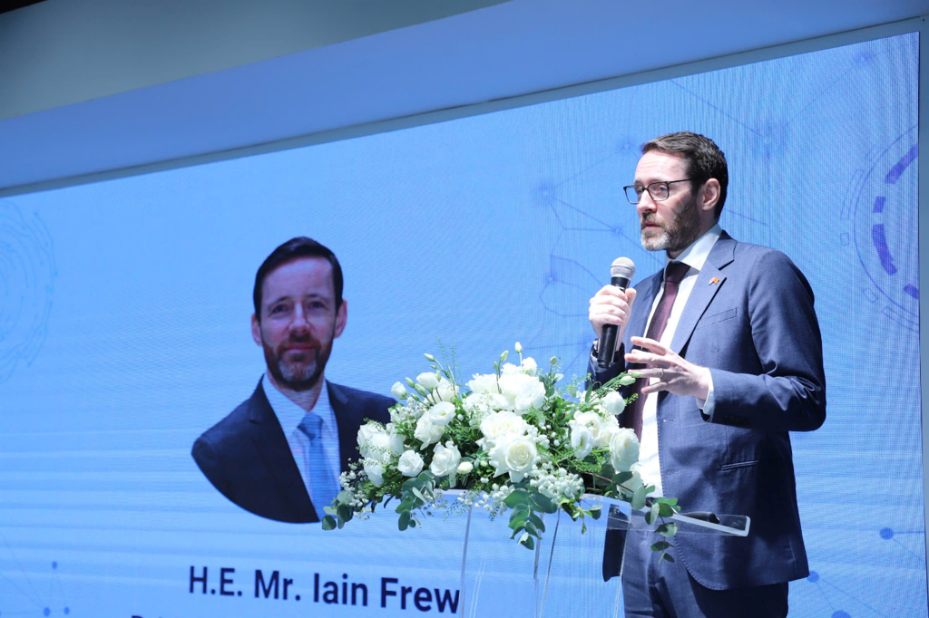 Ông Iain Frew - Đại sứ Vương quốc Anh tại Việt Nam phát biểu tại Diễn đàn
