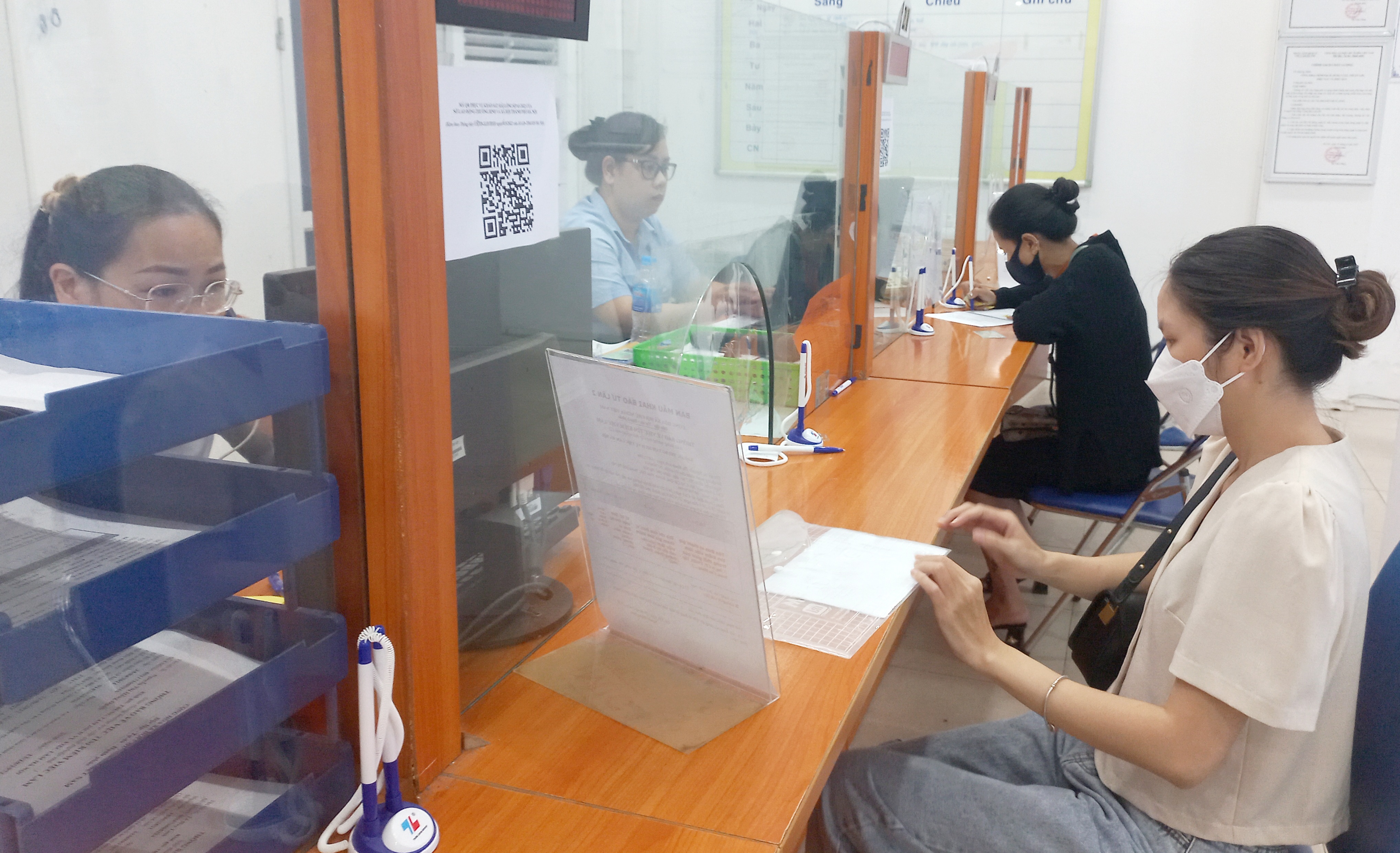 Người lao động làm thủ tục hưởng bảo hiểm thất nghiệp tại Trung tâm Dịch vụ việc làm Hà Nội. Ảnh: Nhật Dương.