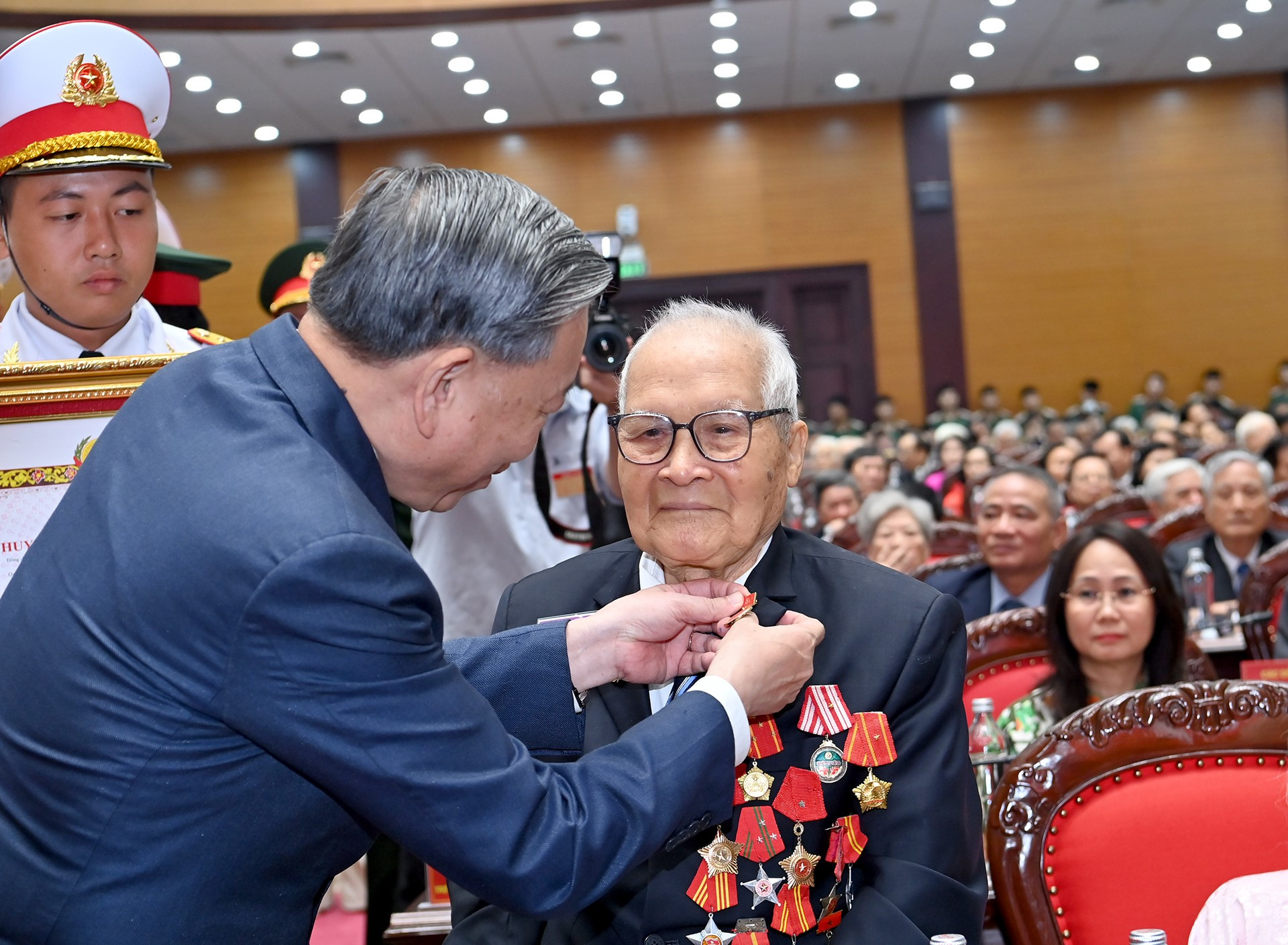 Tổng Bí thư Tô Lâm trao tặng Huy hiệu Đảng cho các đồng chí lão thành cách mạng, nguyên lãnh đạo cao cấp của Đảng, Nhà nước. Ảnh: Nhân Dân