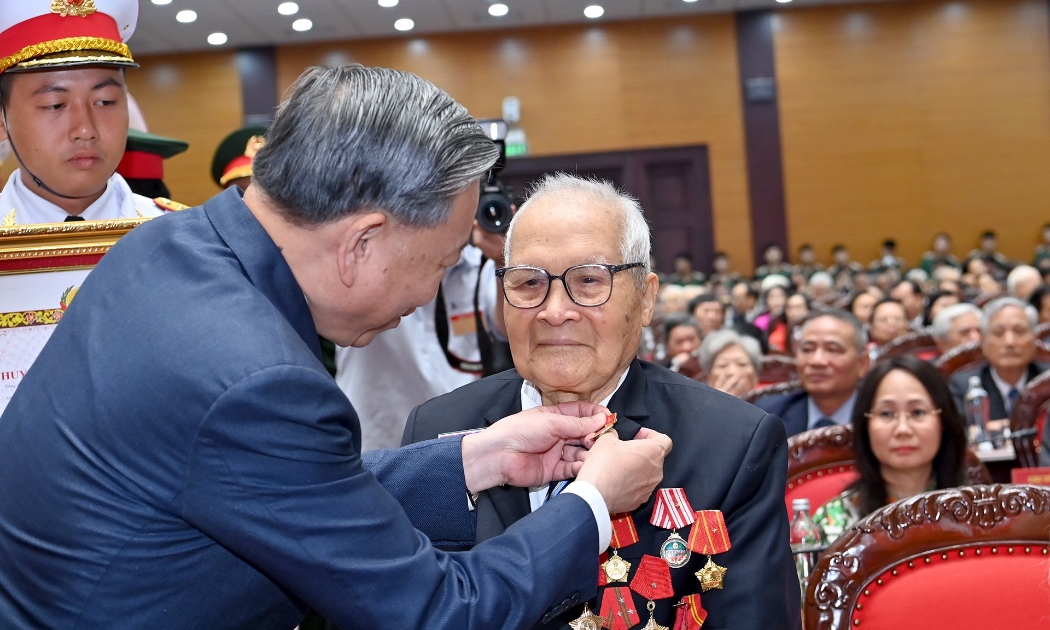 Tổng Bí thư Tô Lâm trao tặng Huy hiệu Đảng cho các đồng chí lão thành cách mạng, nguyên lãnh đạo cao cấp của Đảng, Nhà nước. Ảnh: Nhân Dân