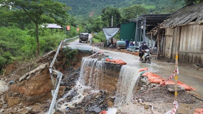 Mưa lớn kéo dài, Thanh Hóa, Hà Tĩnh đối mặt lũ quét, sạt lở