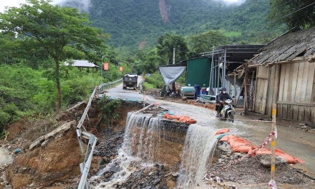 Mưa lớn kéo dài, Thanh Hóa, Hà Tĩnh đối mặt lũ quét, sạt lở