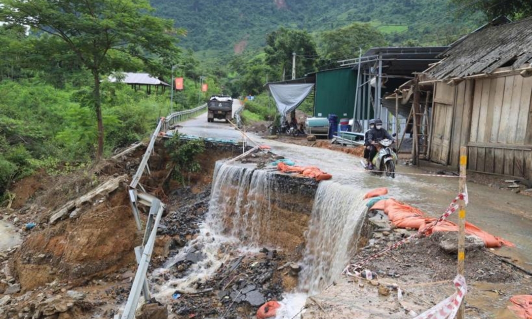 Tuyến Quốc lộ 16, tại Nghệ An sạt lở do mưa lớn. Ảnh: Xuân Tiến