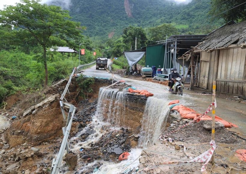 Tuyến Quốc lộ 16, tại Nghệ An sạt lở do mưa lớn. Ảnh: Xuân Tiến