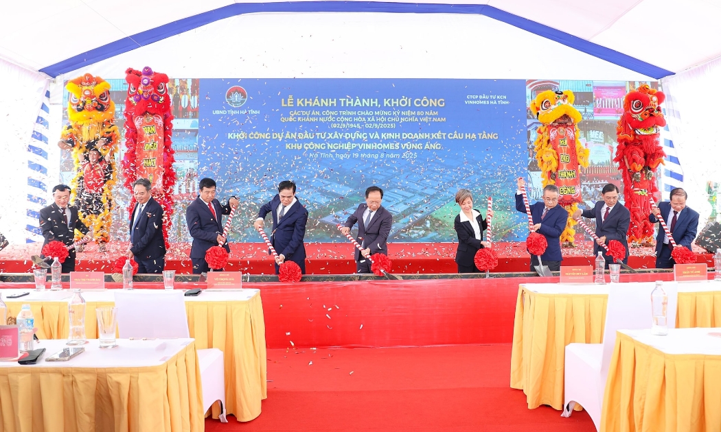 Các đại biểu thực hiện nghi thức khởi công Dự án đầu tư xây dựng và kinh doanh kết cấu hạ tầng khu công nghiệp Vinhomes Vũng Áng. Ảnh: HN.