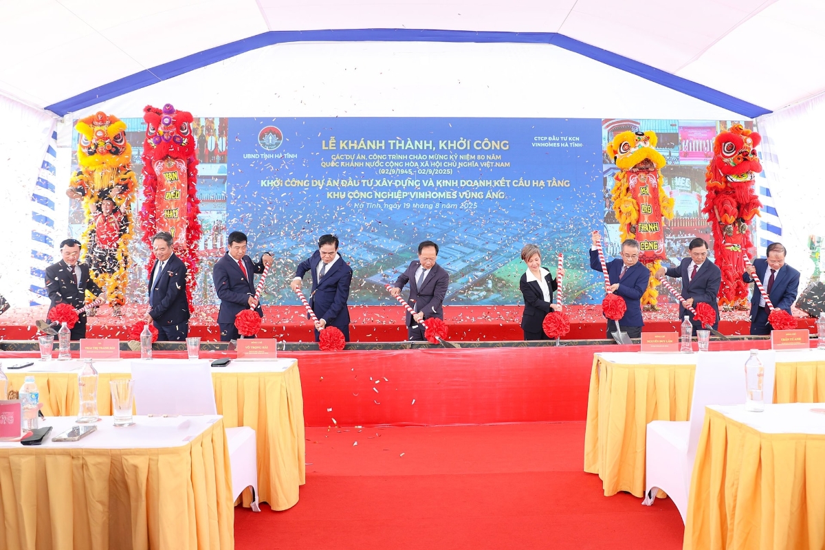 Các đại biểu thực hiện nghi thức khởi công Dự án đầu tư xây dựng và kinh doanh kết cấu hạ tầng khu công nghiệp Vinhomes Vũng Áng. Ảnh: HN.