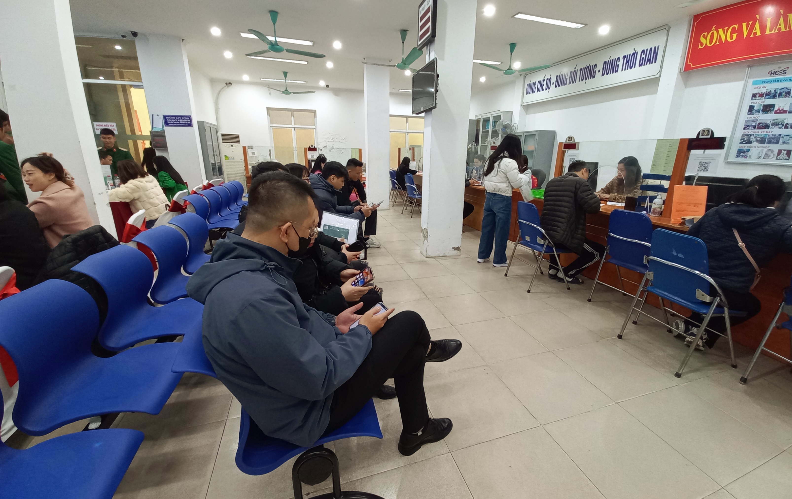 Người lao động chờ làm thủ tục nhận trợ cấp thất nghiệp tại Hà Nội. Ảnh: Thu Hằng.