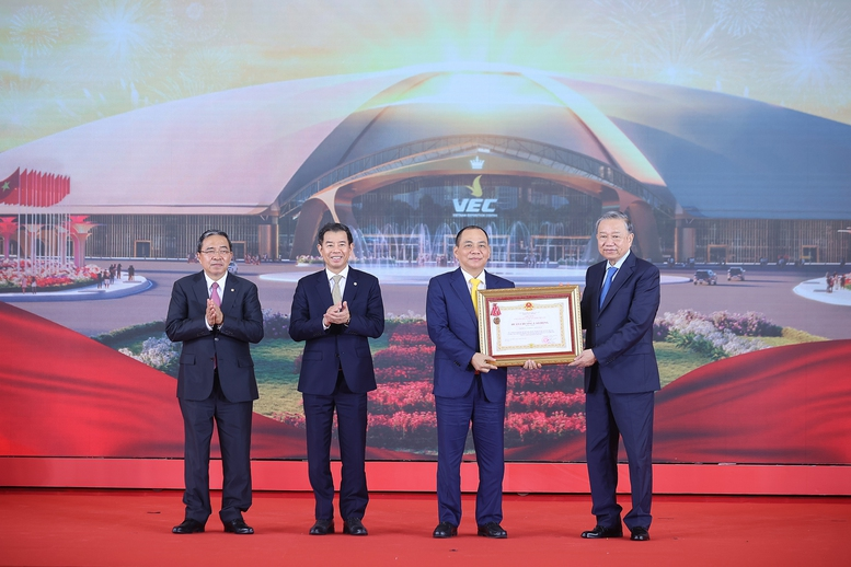 Trong khuôn khổ Lễ khánh thành, khởi công, Tổng Bí thư Tô Lâm, thay mặt lãnh đạo Đảng, Nhà nước trao tặng Huân chương Lao động hạng Nhất cho Tập đoàn Vingroup - Ảnh: VGP/Nhật Bắc